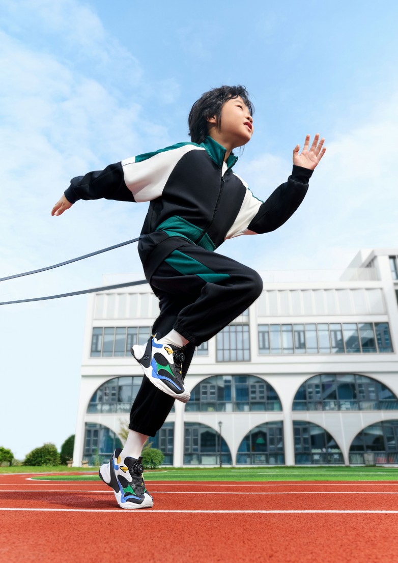 服鞋」：守护学龄儿童校园运动安全qy千亿球友会基诺浦推出「秒穿校(图2)