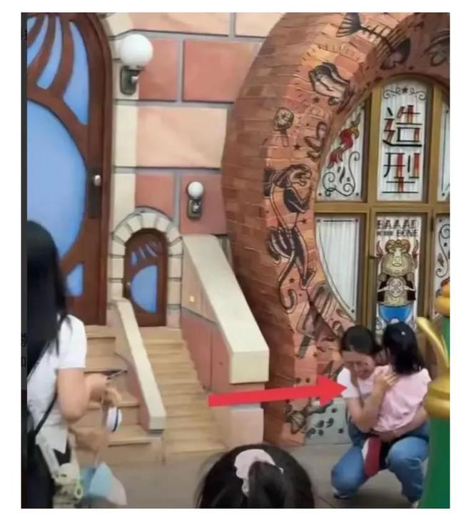 孩子妈妈才是真正厉害的狠角色迪士尼打人事件蹲地哭不还手的(图2)