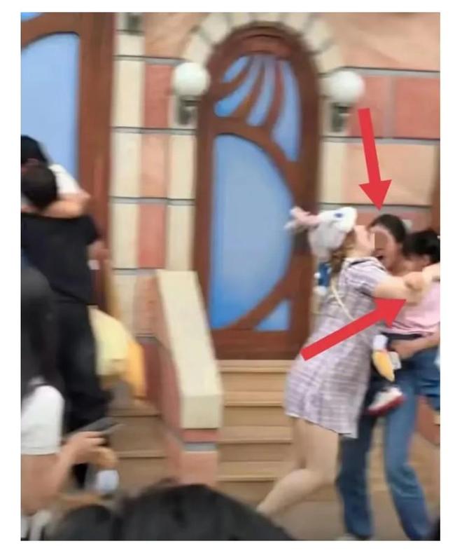 孩子妈妈才是真正厉害的狠角色迪士尼打人事件蹲地哭不还手的