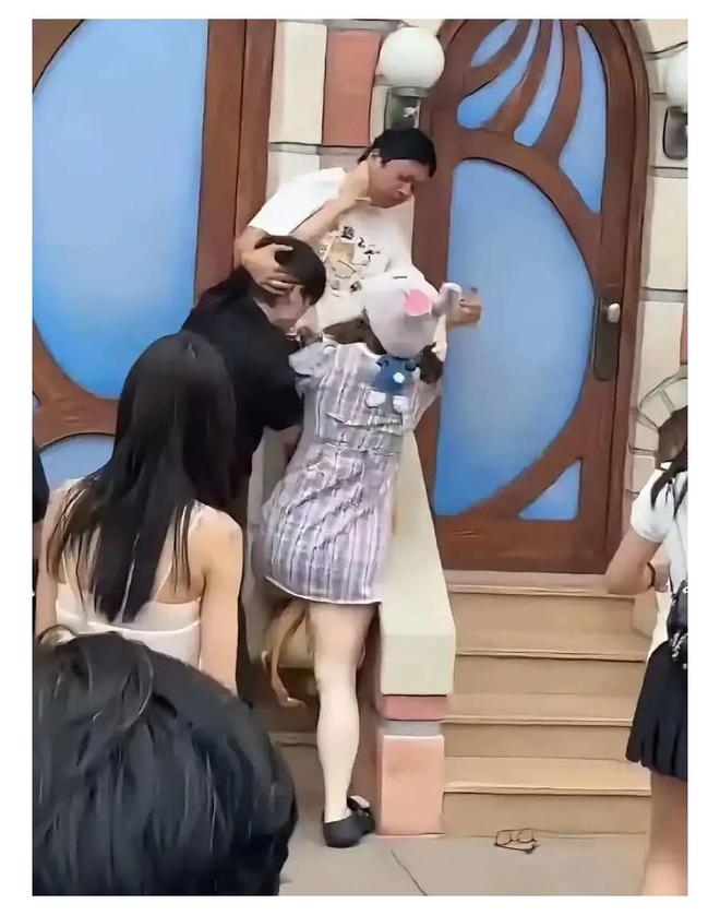 孩子妈妈才是真正厉害的狠角色迪士尼打人事件蹲地哭不还手的(图4)
